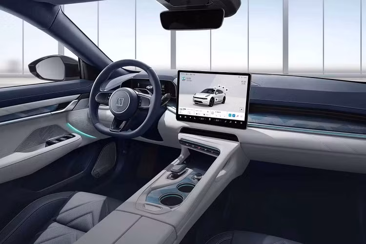 Trang bị rất hào phóng với ghế trước chỉnh điện có sưởi và làm mát, ghế bọc da Nappa có nhiều màu, điều hòa 3 vùng và hệ thống âm thanh Yamaha cao cấp.