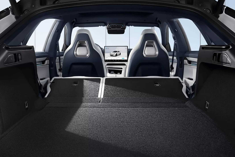 Zeekr 001 2023 cũng được trang bị hệ thống treo khí thích ứng, đèn pha ma trận LED và với gói Z Sport tùy chọn, bạn sẽ sở hữu bánh xe 22 inch, phanh lớn hơn đi kèm kẹp phanh Brembo và ghế thể thao điều chỉnh 18 hướng nâng cấp.