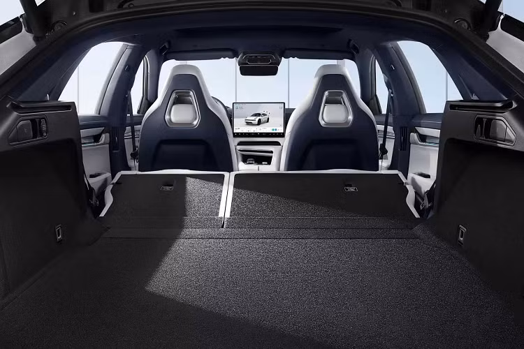 Zeekr 001 2023 cũng được trang bị hệ thống treo khí thích ứng, đèn pha ma trận LED và với gói Z Sport tùy chọn, bạn sẽ sở hữu bánh xe 22 inch, phanh lớn hơn đi kèm kẹp phanh Brembo và ghế thể thao điều chỉnh 18 hướng nâng cấp.