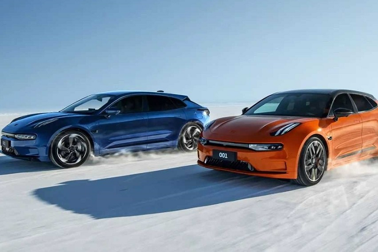 Nhưng cũng xin lưu ý là Zeekr 001 mới chỉ được thử nghiệm trên chu trình CTLC của Trung Quốc, chưa có trải nghiệm thực tế và còn có tai tiếng là kém chính xác hơn chu trình WLTP được sử dụng ở châu Âu, vì thế, cần có thời gian để xem liệu Zeekr 001 2023 bản cao nhất có thể di chuyển trên 1.000 km trong 1 lần sạc hay không.