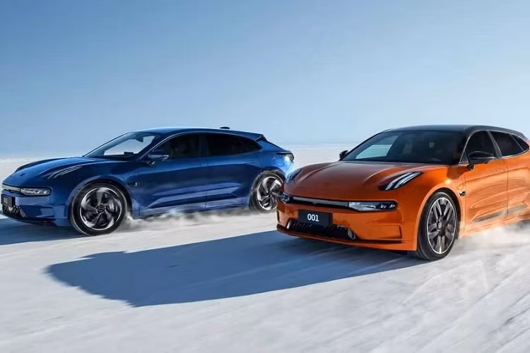 Nhưng cũng xin lưu ý là Zeekr 001 mới chỉ được thử nghiệm trên chu trình CTLC của Trung Quốc, chưa có trải nghiệm thực tế và còn có tai tiếng là kém chính xác hơn chu trình WLTP được sử dụng ở châu Âu, vì thế, cần có thời gian để xem liệu Zeekr 001 2023 bản cao nhất có thể di chuyển trên 1.000 km trong 1 lần sạc hay không.