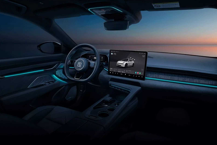 Việc thêm phiên bản có quãng đường di chuyển trên 1.000 km cho thấy tập đoàn Geely đã lắng nghe và tăng hoạt động phạm vi di chuyển của xe Zeekr 001 bản nâng cấp để lôi kéo nhiều khách hàng hơn trong cuộc đua doanh số với Tesla. Giá xe Zeekr 001 2023 khởi điểm từ 43.500 USD (tương đương 1,02 tỷ đồng).