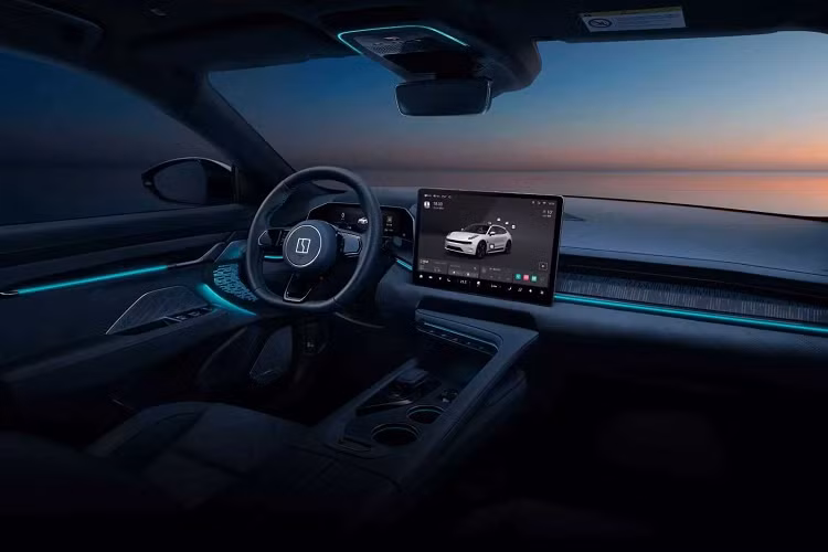 Việc thêm phiên bản có quãng đường di chuyển trên 1.000 km cho thấy tập đoàn Geely đã lắng nghe và tăng hoạt động phạm vi di chuyển của xe Zeekr 001 bản nâng cấp để lôi kéo nhiều khách hàng hơn trong cuộc đua doanh số với Tesla. Giá xe Zeekr 001 2023 khởi điểm từ 43.500 USD (tương đương 1,02 tỷ đồng).