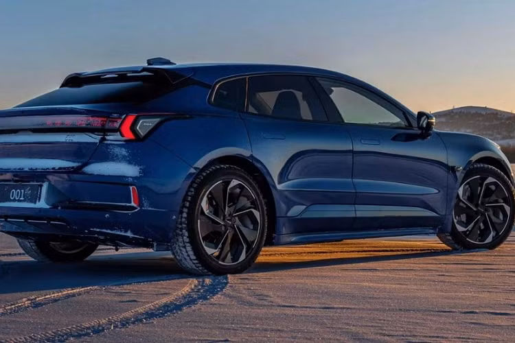 Cụ thể, gã khổng lồ xe hơi Trung Quốc Geely đã tuyên bố phiên bản Zeekr 001 2023 của mình có 4 phiên bản với phạm vi hoạt động trong 1 lần sạc đầy là 546 km, 656 km, 741 km và ấn tượng nhất sẽ là 1.032 km.