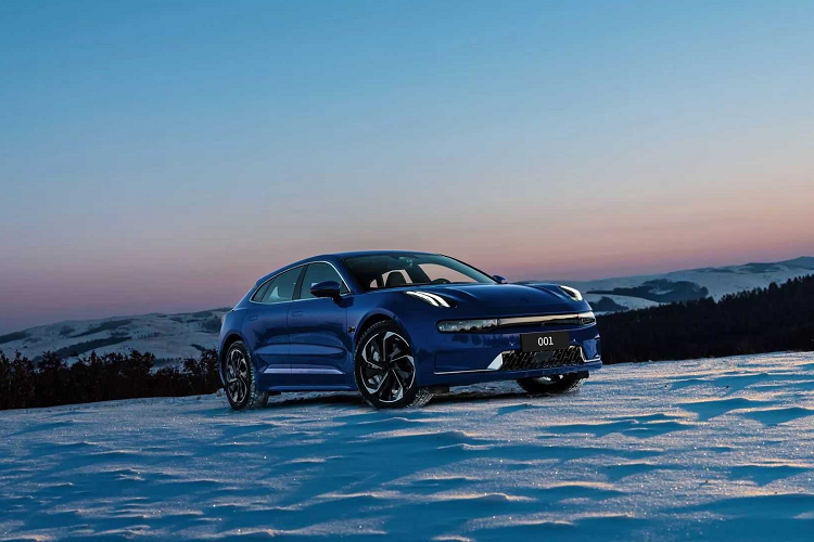 Ở bản nâng cấp mới nhất này, nhìn bề ngoài, Zeekr 001 2023 gần như không thay đổi ngoại trừ 3 màu áo rất đặc biệt là cam Yu Guang, xanh dương Extreme và đen Polar Night. Bên trong, xe có cùng màn hình trung tâm lớn 14,7 inch được bổ sung bởi cụm đồng hồ đo kỹ thuật số 8,8 inch cũng như màn hình 5,7 inch nhỏ hơn cho người ngồi phía sau.