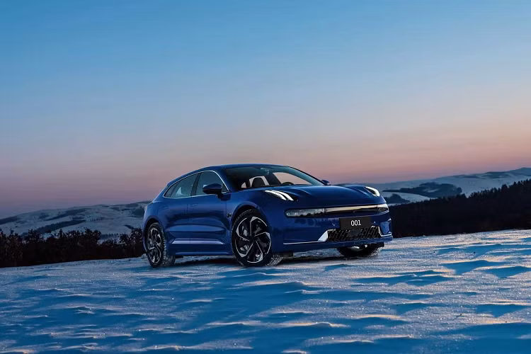 Ở bản nâng cấp mới nhất này, nhìn bề ngoài, Zeekr 001 2023 gần như không thay đổi ngoại trừ 3 màu áo rất đặc biệt là cam Yu Guang, xanh dương Extreme và đen Polar Night. Bên trong, xe có cùng màn hình trung tâm lớn 14,7 inch được bổ sung bởi cụm đồng hồ đo kỹ thuật số 8,8 inch cũng như màn hình 5,7 inch nhỏ hơn cho người ngồi phía sau.