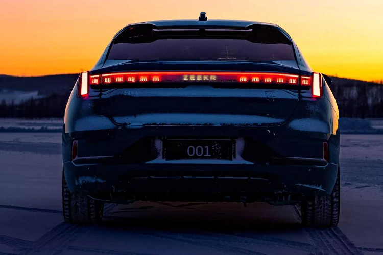 Các cấu hình động cơ đơn và động cơ kép được cung cấp với công suất tương ứng là 268 mã lực hoặc 536 mã lực, trong đó dẫn động cầu sau có thể tăng tốc từ vị trí đứng yên lên 100 km/h trong 3,8 giây; tốc độ tối đa là 200 km/h. Geely cho biết việc giao hàng Zeekr 001 2023 dự kiến sẽ bắt đầu vào Quý II năm nay.