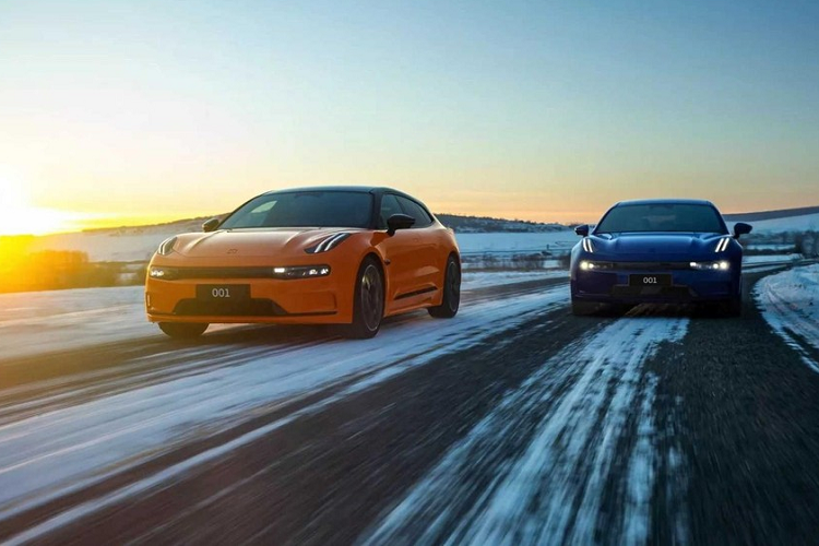 Tesla từ lâu đã được xem là gã khổng lồ trong ngành xe điện, tuy nhiên chỉ vài năm ngắn ngủi, Elon Musk đã gặp phải những đối thủ rất khó chịu đến từ Trung Quốc, nổi bật trong số này có tập đoàn Geely với Zeekr 001 chạy điện rất đình đám, chịu chơi, chịu khó cập nhập xu hướng và rõ ràng, khách hàng đón nhận rất nhiệt tình.