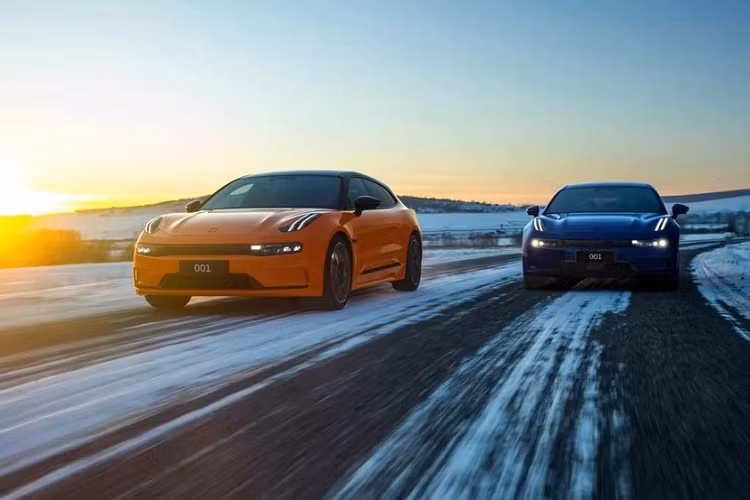 Tesla từ lâu đã được xem là gã khổng lồ trong ngành xe điện, tuy nhiên chỉ vài năm ngắn ngủi, Elon Musk đã gặp phải những đối thủ rất khó chịu đến từ Trung Quốc, nổi bật trong số này có tập đoàn Geely với Zeekr 001 chạy điện rất đình đám, chịu chơi, chịu khó cập nhập xu hướng và rõ ràng, khách hàng đón nhận rất nhiệt tình.