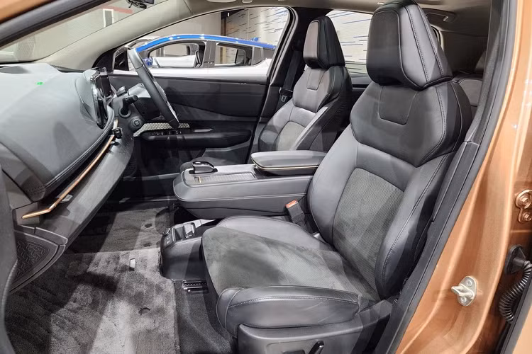 Tương tự ngoại thất, nội thất của Nissan Ariya cũng tạo ấn tượng tốt về mặt thị giác. Không gian bên trong mẫu xe này được thiết kế theo phong cách tối giản với vô lăng 2 chấu, vát đáy, tích hợp phím chức năng, bảng đồng hồ kỹ thuật số nối liền với màn hình cảm ứng trung tâm, cùng có kích thước 12,3 inch.