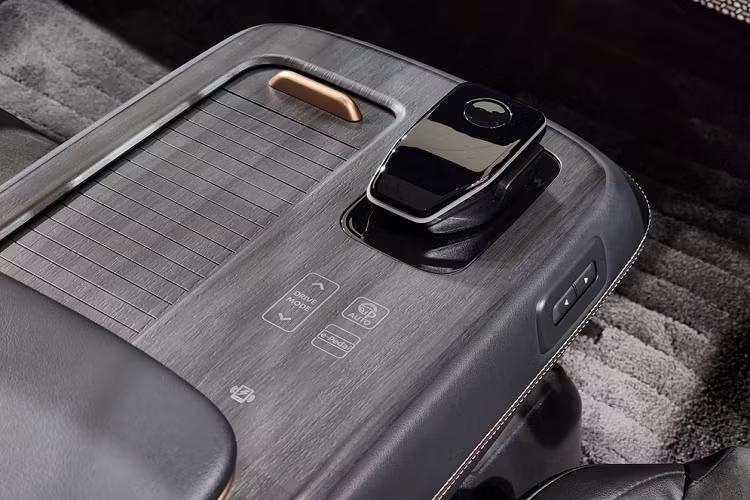 Những trang bị nội thất đáng chú ý khác của xe bao gồm ghế không trọng lượng Zero Gravity đặc trưng của Nissan, cửa sổ trời toàn cảnh Panorama, chìa khóa thông minh, khởi động nút bấm, tính năng ra lệnh bằng giọng nói với câu lệnh "Hello Nissan" hoặc "Hey Nissan" và màn hình hiển thị thông tin kính lái HUD.