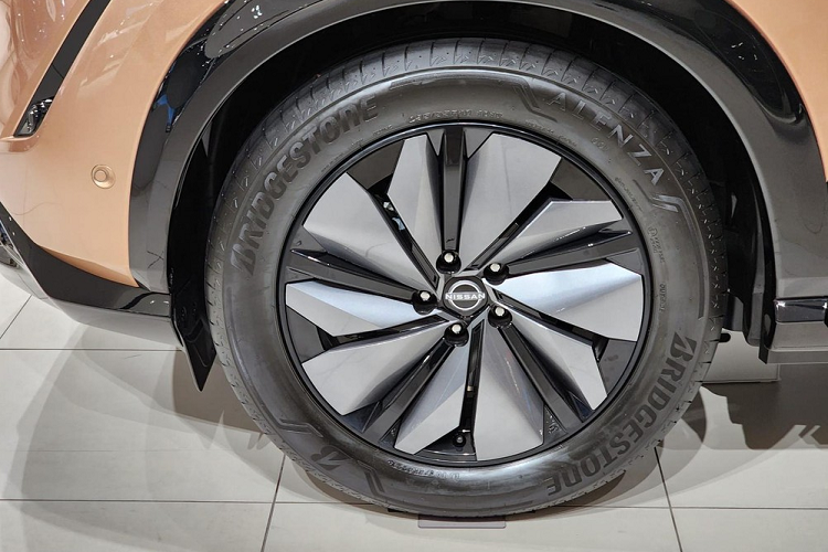 Điểm nhấn của Nissan Ariya nằm ở phần nóc dốc mượt mà về phía sau theo phong cách xe coupe. Phần nóc này được sơn màu đen, tạo sự tương phản cho thân xe.