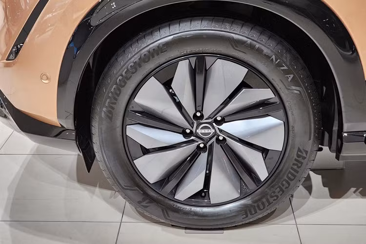 Điểm nhấn của Nissan Ariya nằm ở phần nóc dốc mượt mà về phía sau theo phong cách xe coupe. Phần nóc này được sơn màu đen, tạo sự tương phản cho thân xe.