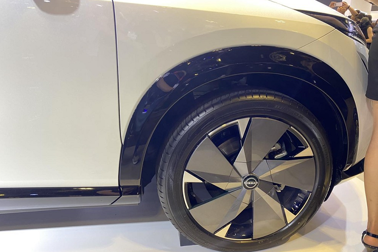 Được phát triển dựa trên mẫu xe concept IMx từng ra mắt trong triển lãm Tokyo 2017, Ariya là crossover thuần điện đầu tiên của thương hiệu Nissan. Đồng thời, Ariya cũng là niềm tự hào của hãng Nissan khi mẫu ô tô điện này từng được nhận danh hiệu "Xe có thiết kế đẹp nhất" tại giải thưởng Red Dot 2022.