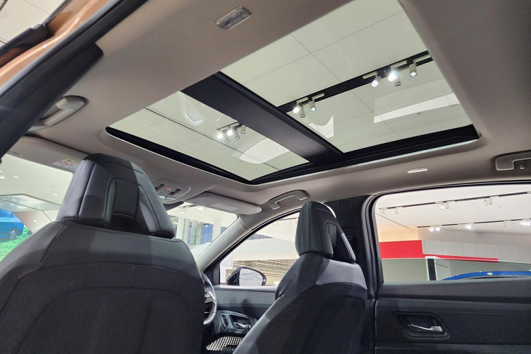 Chưa hết, Nissan Ariya còn có cảm biến siêu âm ở 12 vị trí, hỗ trợ hệ thống lái bán tự động ProPilot 2.0. Bên cạnh đó là hệ thống kiểm soát hành trình thích ứng, cảnh báo khi người lái buồn ngủ, camera 360 độ, hệ thống hỗ trợ đỗ xe tự động điều khiển từ xa, phanh khẩn cấp tự động, phanh tự động khi lùi và cảnh báo va chạm phía trước.