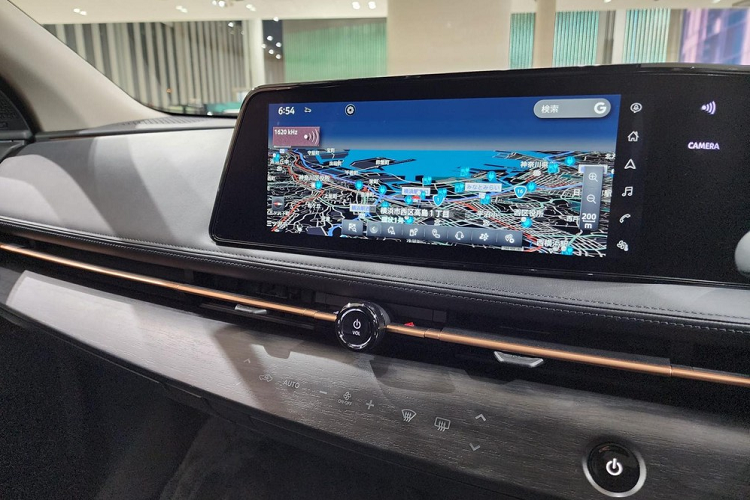 Ở cụm điều khiển trung tâm, xe dùng cần số điện tử giống Nissan Kicks e-Power đang bán tại Việt Nam. Phía dưới cần số là khu vực ốp gỗ tích hợp sạc không dây và các nút cảm ứng để chọn chế độ lái, phanh tay điện tử, tự động giữ phanh tạm thời cũng như chế độ vận hành 1 bàn đạp e-Pedal.