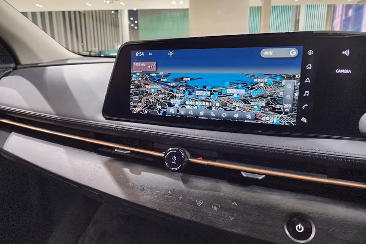 Ở cụm điều khiển trung tâm, xe dùng cần số điện tử giống Nissan Kicks e-Power đang bán tại Việt Nam. Phía dưới cần số là khu vực ốp gỗ tích hợp sạc không dây và các nút cảm ứng để chọn chế độ lái, phanh tay điện tử, tự động giữ phanh tạm thời cũng như chế độ vận hành 1 bàn đạp e-Pedal.