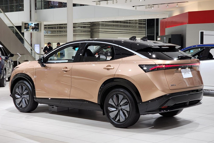 Sự xuất hiện của mẫu xe SUV điện Nissan Ariya đã thu hút không ít sự chú ý vì mẫu ô tô điện này sở hữu thiết kế khá ấn tượng. Được định vị trong phân khúc crossover điện hạng trung, mẫu xe này nằm chung mâm với VinFast VF7 bán ở Việt Nam trong năm nay.