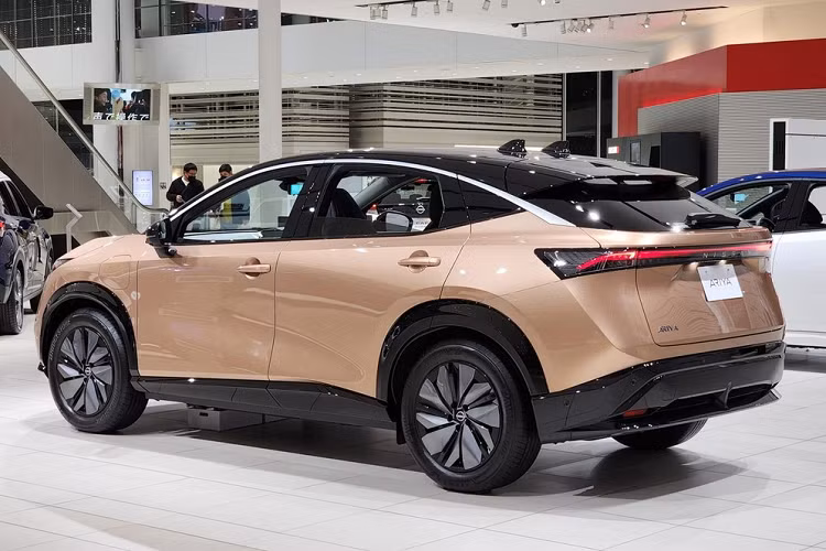 Sự xuất hiện của mẫu xe SUV điện Nissan Ariya đã thu hút không ít sự chú ý vì mẫu ô tô điện này sở hữu thiết kế khá ấn tượng. Được định vị trong phân khúc crossover điện hạng trung, mẫu xe này nằm chung mâm với VinFast VF7 bán ở Việt Nam trong năm nay.