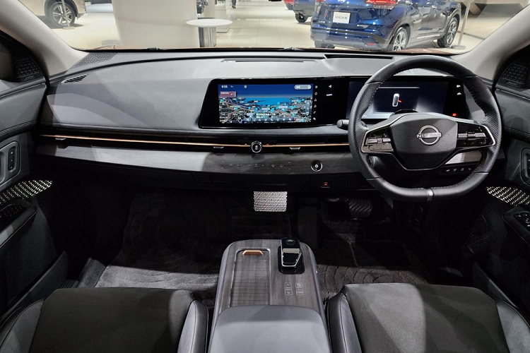 Trên Nissan Ariya còn có nhiều chi tiết được sơn màu đen bóng như lưới tản nhiệt đóng kín, cản trước/cản sau, ốp gương chiếu hậu, nẹp hốc bánh/sườn xe, các cột bên sườn và cánh gió mui. Tuy nhiên, khác với nhiều đối thủ, Nissan Ariya vẫn dùng tay nắm cửa thông thường thay vì loại nằm chìm vào thân xe.