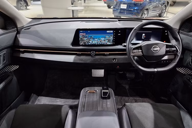 Trên Nissan Ariya còn có nhiều chi tiết được sơn màu đen bóng như lưới tản nhiệt đóng kín, cản trước/cản sau, ốp gương chiếu hậu, nẹp hốc bánh/sườn xe, các cột bên sườn và cánh gió mui. Tuy nhiên, khác với nhiều đối thủ, Nissan Ariya vẫn dùng tay nắm cửa thông thường thay vì loại nằm chìm vào thân xe.