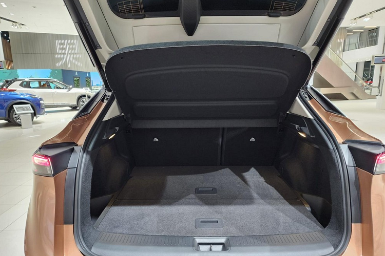 Với cụm pin 65 kWh, xe có thể chạy được 450 km sau khi sạc theo chu trình thử nghiệm WLTC. Thứ hai là phiên bản Long Range 2WD với 1 mô-tơ điện mạnh 242 mã lực và 300 Nm. Phiên bản này dùng pin 90 kWh và có thể chạy được 610 km sau 1 lần sạc đầy pin.