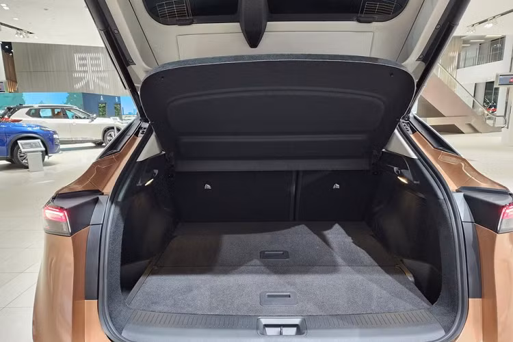 Với cụm pin 65 kWh, xe có thể chạy được 450 km sau khi sạc theo chu trình thử nghiệm WLTC. Thứ hai là phiên bản Long Range 2WD với 1 mô-tơ điện mạnh 242 mã lực và 300 Nm. Phiên bản này dùng pin 90 kWh và có thể chạy được 610 km sau 1 lần sạc đầy pin.