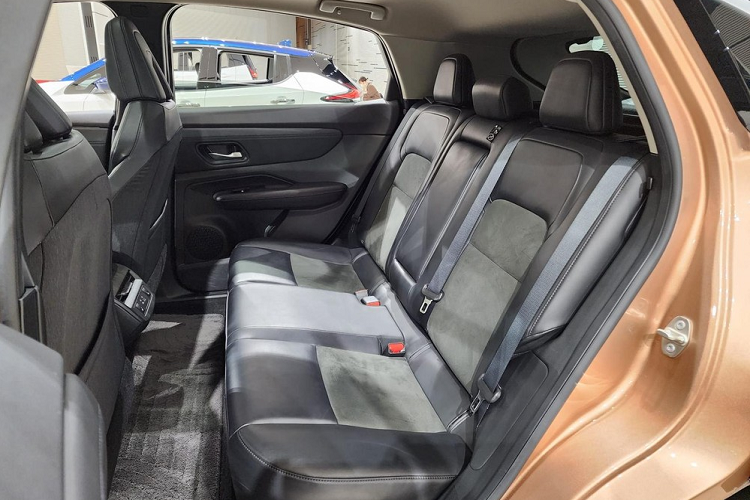 Đặc biệt, mẫu crossover thuần điện này còn được trang bị cửa gió điều hòa kéo dài và khu vực ốp gỗ liền lạc trên mặt táp-lô. Khu vực ốp gỗ này tích hợp bề mặt cảm ứng để người dùng chỉnh điều hòa của xe.