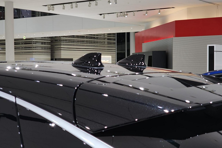 Ngoài ra, Nissan Ariya còn được trang bị vành hợp kim màu xám với thiết kế khí động lực học, nẹp màu bạc chạy từ cột A đến cột C, ôm lấy phần nóc, 2 ăng ten vây cá và cụm đèn hậu mỏng nằm vắt ngang đuôi xe. Vành la-zăng của xe có đường kính 19 inch tiêu chuẩn và 20 inch tùy chọn.