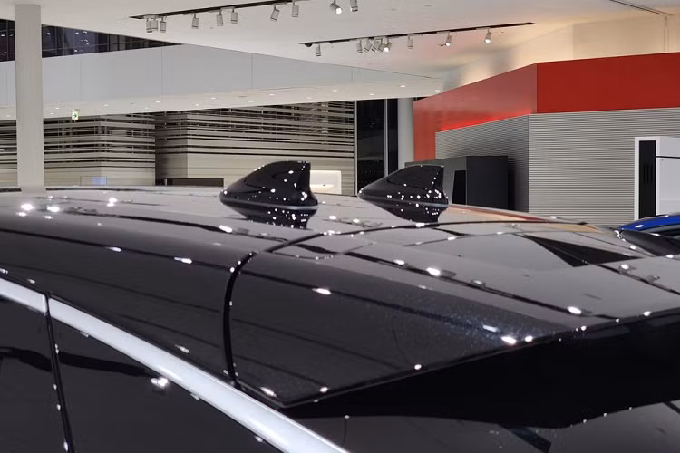 Ngoài ra, Nissan Ariya còn được trang bị vành hợp kim màu xám với thiết kế khí động lực học, nẹp màu bạc chạy từ cột A đến cột C, ôm lấy phần nóc, 2 ăng ten vây cá và cụm đèn hậu mỏng nằm vắt ngang đuôi xe. Vành la-zăng của xe có đường kính 19 inch tiêu chuẩn và 20 inch tùy chọn.