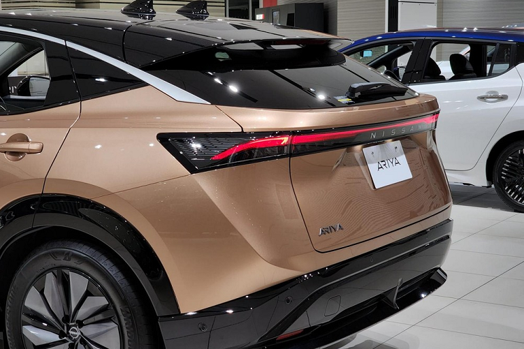 Tiếp đến là cụm đèn pha LED thanh mảnh và sắc sảo với 20 bóng mỗi bên, đèn LED báo rẽ tuần tự, dải đèn LED định vị ban ngày hình boomerang, logo Nissan phát sáng cũng như khe gió nằm dọc ở hai góc đầu xe.