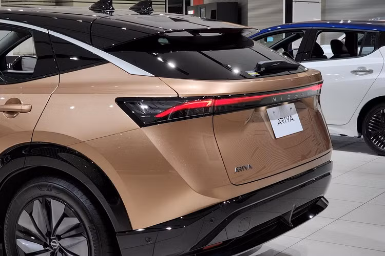 Tiếp đến là cụm đèn pha LED thanh mảnh và sắc sảo với 20 bóng mỗi bên, đèn LED báo rẽ tuần tự, dải đèn LED định vị ban ngày hình boomerang, logo Nissan phát sáng cũng như khe gió nằm dọc ở hai góc đầu xe.