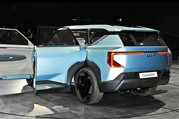 Ở thị trường Hàn Quốc, xe cũng có những phiên bản như trên nhưng dùng pin nhỏ hơn và mô-tơ điện yếu hơn một chút. Được phát triển dựa trên cơ sở gầm E-GMP tương tự 2 người anh em EV6 và EV9, Kia EV5 2024 sở hữu kích thước dài x rộng x cao lần lượt là 4.615 x 1.875 x 1.715 mm cùng chiều dài cơ sở 2.750 mm.