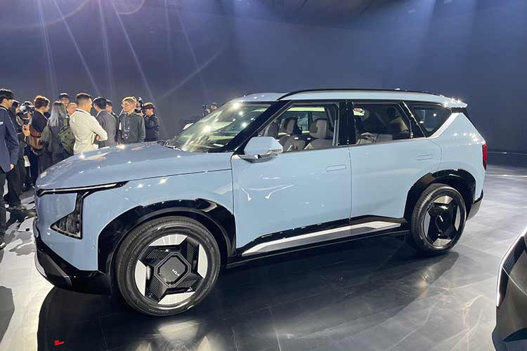 Trong khi đó, phiên bản Long Range của Kia EV5 2024 dùng mô-tơ điện tương tự như trên nhưng sở hữu cụm pin có dung lượng 88 kWh, cho phép xe chạy 719 km theo chu trình thử nghiệm CLTC. Riêng phiên bản Long Range AWD có thêm mô-tơ điện trên cầu sau, tạo ra công suất tổng cộng 308 mã lực. Phiên bản này cũng được trang bị pin 88 kWh nhưng quãng đường di chuyển sau khi sạc đầy pin giảm xuống còn 650 km.