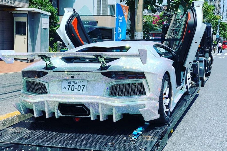 Tạm gác lại quá khứ, Shinichi Morohoshi còn được biết đến là một tay chơi xe siêu xe dị nhất thế giới với bộ sưu tập Lamborghini không giống ai. Là một người đam mê kim cương, thích sự bóng bẩy cũng như màu sắc sặc sỡ, ông quyết định truyền tải những yếu tố này lên các mẫu xe của mình.