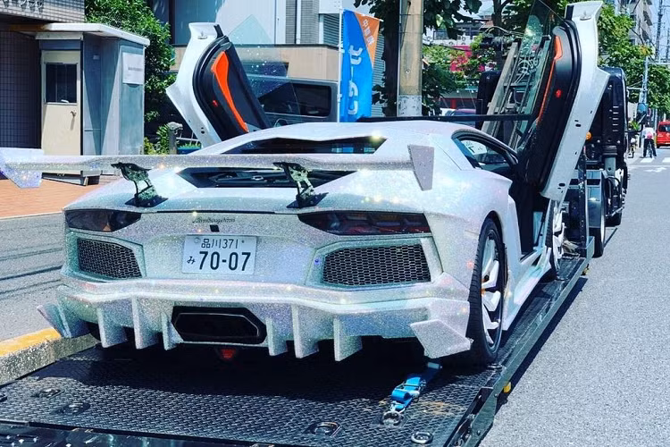 Tạm gác lại quá khứ, Shinichi Morohoshi còn được biết đến là một tay chơi xe siêu xe dị nhất thế giới với bộ sưu tập Lamborghini không giống ai. Là một người đam mê kim cương, thích sự bóng bẩy cũng như màu sắc sặc sỡ, ông quyết định truyền tải những yếu tố này lên các mẫu xe của mình.