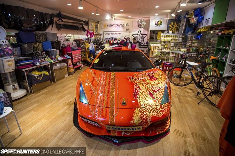 Ngoài kim cương, Shinichi Morohoshi cũng đặc biệt thích độ nhiều đèn LED lên xe. Chiếc siêu xe Lamborghini Aventador độ toàn đèn LED khiến ai nhìn cũng cảm thấy lóa mắt này là một ví dụ điển hình.