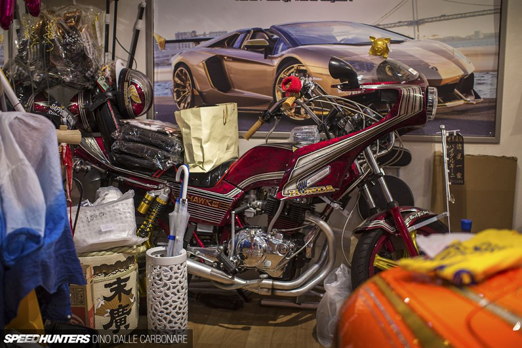 Không chỉ có vậy, chiếc Lamborghini Aventador này còn khoác bộ cánh ngoại thất gợi liên tưởng đến mặt trong của đĩa CD. Khi chạy trên đường phố Nhật Bản, chiếc siêu xe Lamborghini Aventador gây ấn tượng với màn phụt lửa từ ống xả.