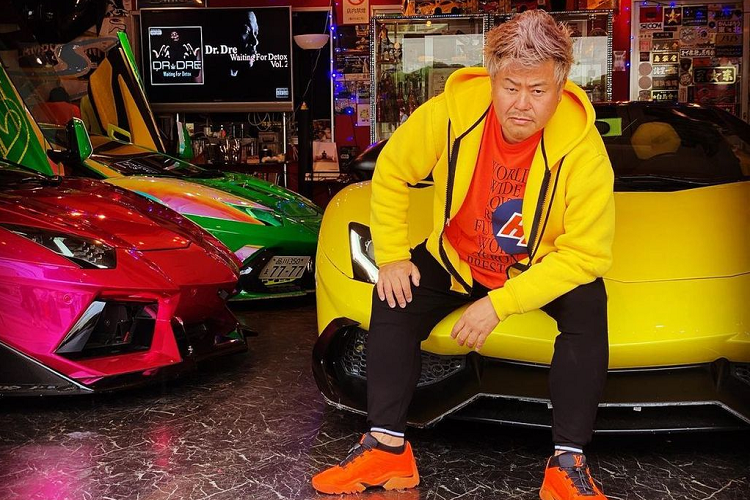 Ông Shinichi Morohoshi cho biết, "Tôi thích những chiếc xe lòe loẹt. Tôi cũng thích kiểu người nguy hiểm. Khi còn trẻ tôi từng làm việc ở khu phố này nhưng các phi vụ tôi làm có vẻ không hợp pháp lắm. Hiện giờ thì xe và các công việc chân chính là ưu tiên hàng đầu của tôi".