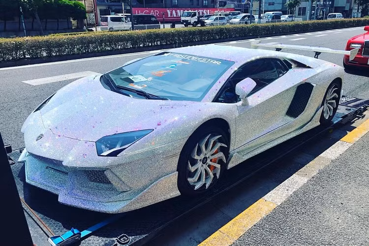 "Tuy vậy, nơi này đối với tôi vẫn là một phần rất quan trọng. Tôi từng có một vài phi vụ làm ăn với Yakuza. Họ khá tốt bụng và tôn trọng tình bạn. Cũng có nhiều người luôn sẵn sàng giúp đỡ tôi khi cần. Dù sao thì quá khứ cũng đáng được tôn trọng,” Morohoshi chia sẻ.