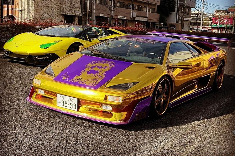 Một trong những chiếc xe đáng chú ý trong bộ sưu tập của Shinichi Morohoshi là chiếc Lamborghini Aventador nạm pha lê Swarovski với 1.350.000 viên. Nguyên bản, xe có giá khoảng 2 triệu USD.