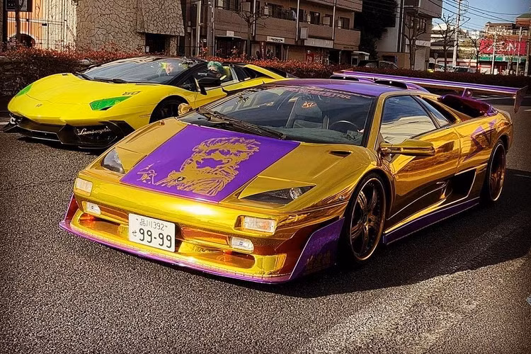 Một trong những chiếc xe đáng chú ý trong bộ sưu tập của Shinichi Morohoshi là chiếc Lamborghini Aventador nạm pha lê Swarovski với 1.350.000 viên. Nguyên bản, xe có giá khoảng 2 triệu USD.