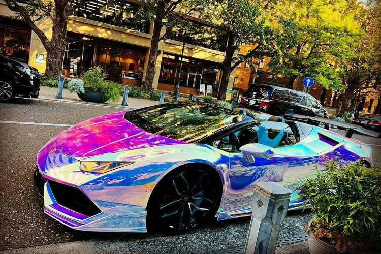 Tuy nhiên sau khi được khoác “áo mới”, Aventador của Morohoshi giờ đắt thêm khoảng 1,35 triệu USD. Ngoài ra, ông còn thay bộ la-zăng Lexani, ống giảm thanh và trang bị thêm đèn LED.