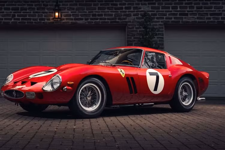 Mới đây, một chiếc Ferrari 250 GTO đời 1962 đã được bán với giá 51,7 triệu USD (tương đương khoảng 1.260 tỷ đồng) tại phiên đấu giá của RM Sotheby's ngày 13/11 ở New York (Mỹ).
