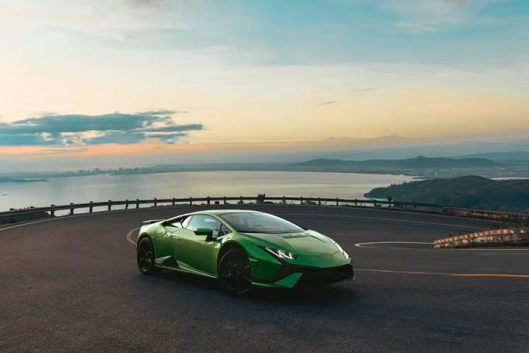 Trái tim của Huracan là hệ thống LDVI (Lamborghini Dinamica Veicolo Integrata), kiểm soát mọi khía cạnh hành vi động lực của xe qua việc tích hợp những hệ thống xe và thiết lập lệnh điều khiển trước theo thời gian thực, mang lại khả năng vận hành hoàn hảo.