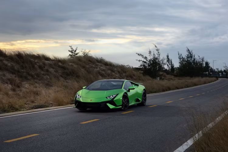 Với trọng lượng khô 1.379 kg, tỷ số trọng lượng trên công suất của Tecnica là 2.15 kg/CV. Sức mạnh được nâng cấp cũng mang đến âm thanh động cơ đanh giòn và sắc bén hơn tại những vòng tua cao. Trong khi đó, trải nghiệm âm thanh nội thất của Tecnica cũng được cải thiện.