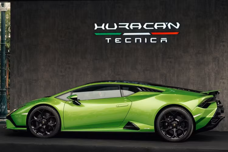 Giống như “người anh em” STO, Lamborghini Huracan Tecnica tại Việt Nam sử dụng động cơ 5.2L cho công suất 640 CV, sản sinh mô-men xoắn 565 Nm tại vòng tua 6,500 vòng/phút, tạo nên cảm giác phấn khích và vô cùng thoải mái trên những cung đường hàng ngày, nhưng vẫn đảm bảo độ phản hồi ga với sức mạnh ấn tượng khi cần thiết.