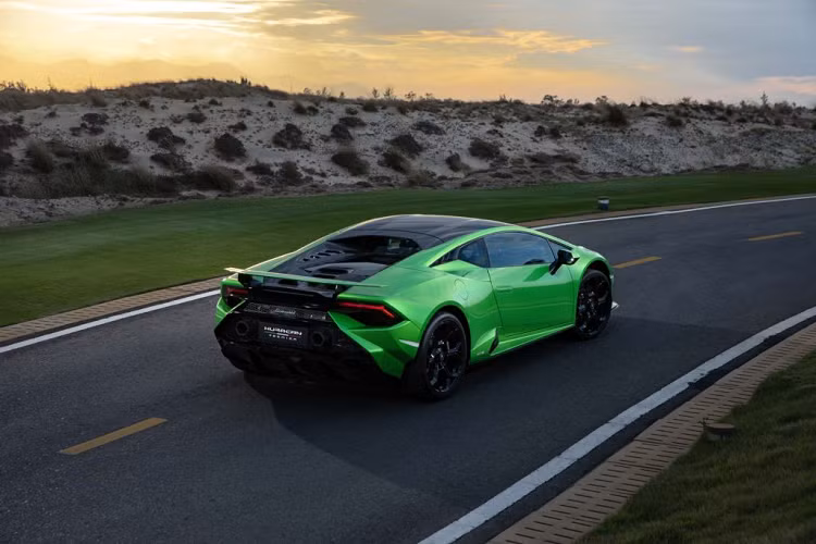 Thiết kế mới mang đến cho Tecnica ánh nhìn mạnh mẽ hơn, như một “thú săn mồi”: mặt trước mạnh mẽ, hướng vào trong với phần vai cơ bắp kết hợp với chi tiết mui xe có trọng lượng nhẹ do được làm hoàn toàn tự sợi carbon.