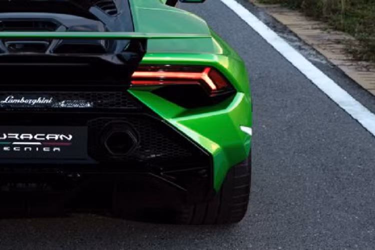 Phần ngoại thất sau mạnh mẽ đi cùng khe hút gió được tối ưu hoá, bộ khuếch tán cùng màu với thân xe hoặc đen tuỳ chọn kết hợp cùng ống xả lục giác mới là biểu hiện rõ ràng cho sức mạnh của Tecnica. Về mặt thẩm mỹ, cánh gió sau cố định hoàn thiện cho những đường nét độc đáo của Tecnica, thiết kế khí động học học tăng đến 35% lực ép mặt đường khi so sánh với Huracan EVO RWD, cũng như giảm đi 20% lực cản gió.