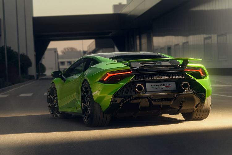 Chương trình cá nhân hoá Ad Personam mang đến 8 màu sơn ngoại thất với hơn 200 lựa chọn sơn bổ sung có sẵn, đi cùng với lựa chọn trang trí nội thất mới từ chất liệu da Alcantara dành riêng cho Tecnica, bên cạnh là những tuỳ chọn độc quyền khác như thiết kế - màu sắc đường chỉ may và thêu hoạ tiết “Tecnica” lên ghế.